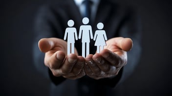 Manos sosteniendo figuras humanas que representan la gestión de talento y administración de personal para empresas en México.