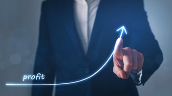 Persona con traje apuntando a una gráfica de flecha ascendente que simboliza la rentabilidad financiera y el impacto positivo de la NOM-035 en las empresas.