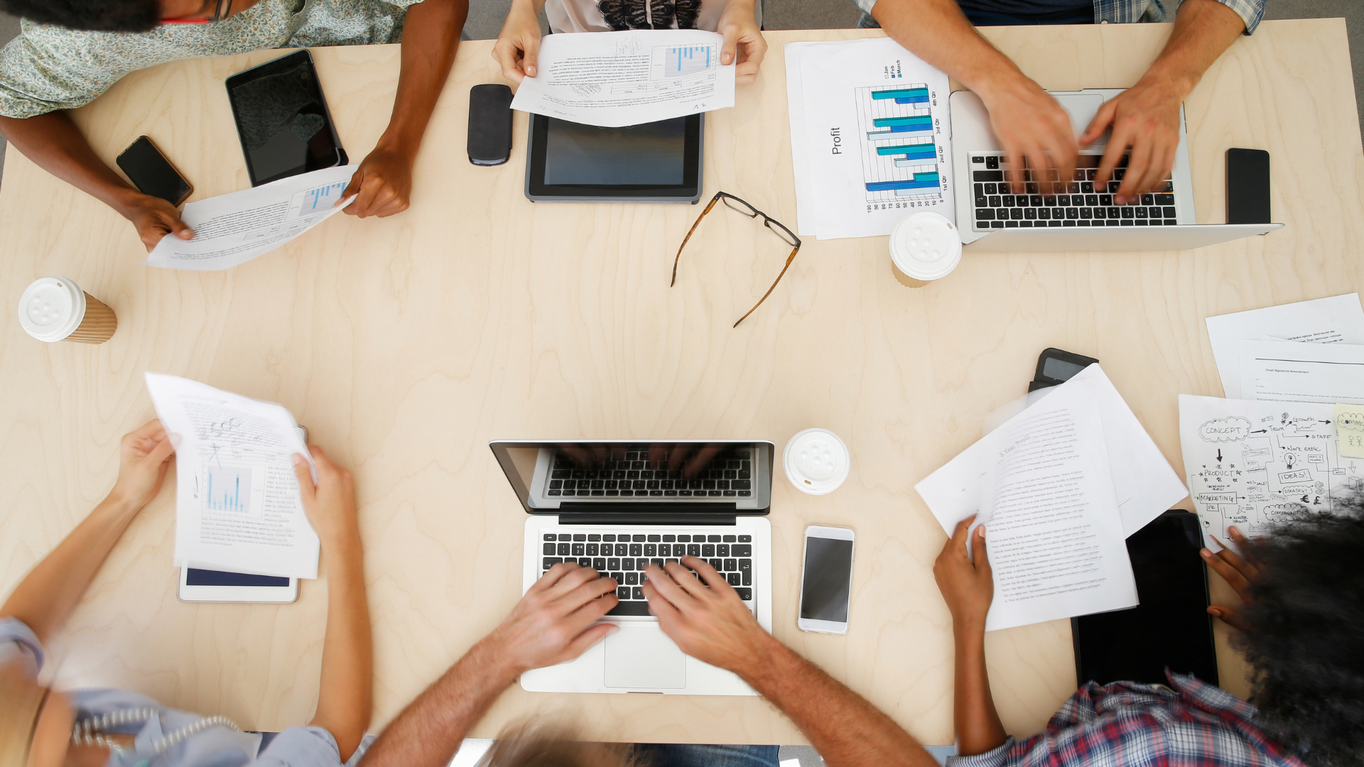 Equipo de Recursos Humanos y Operaciones analizando datos para crear estrategias de retención de talento y reducir la rotación de personal.