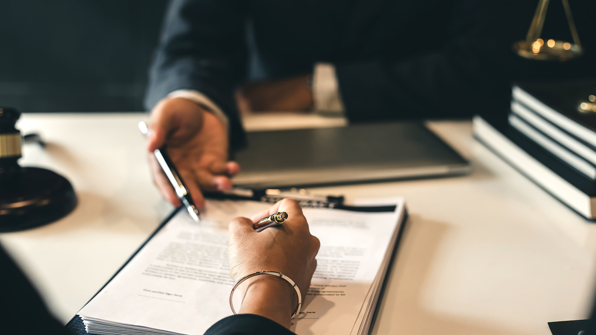 Gerente de Recursos Humanos firma un contrato de prestación de servicios especializados REPSE para garantizar el cumplimiento normativo y proteger a su empresa.