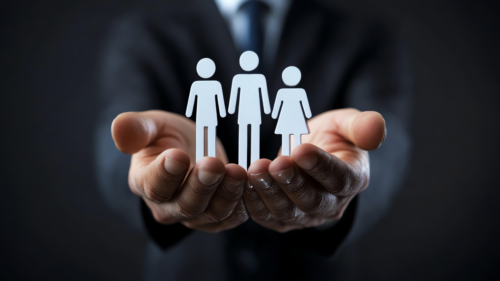 Manos sosteniendo figuras humanas que representan la gestión de talento y administración de personal para empresas en México.