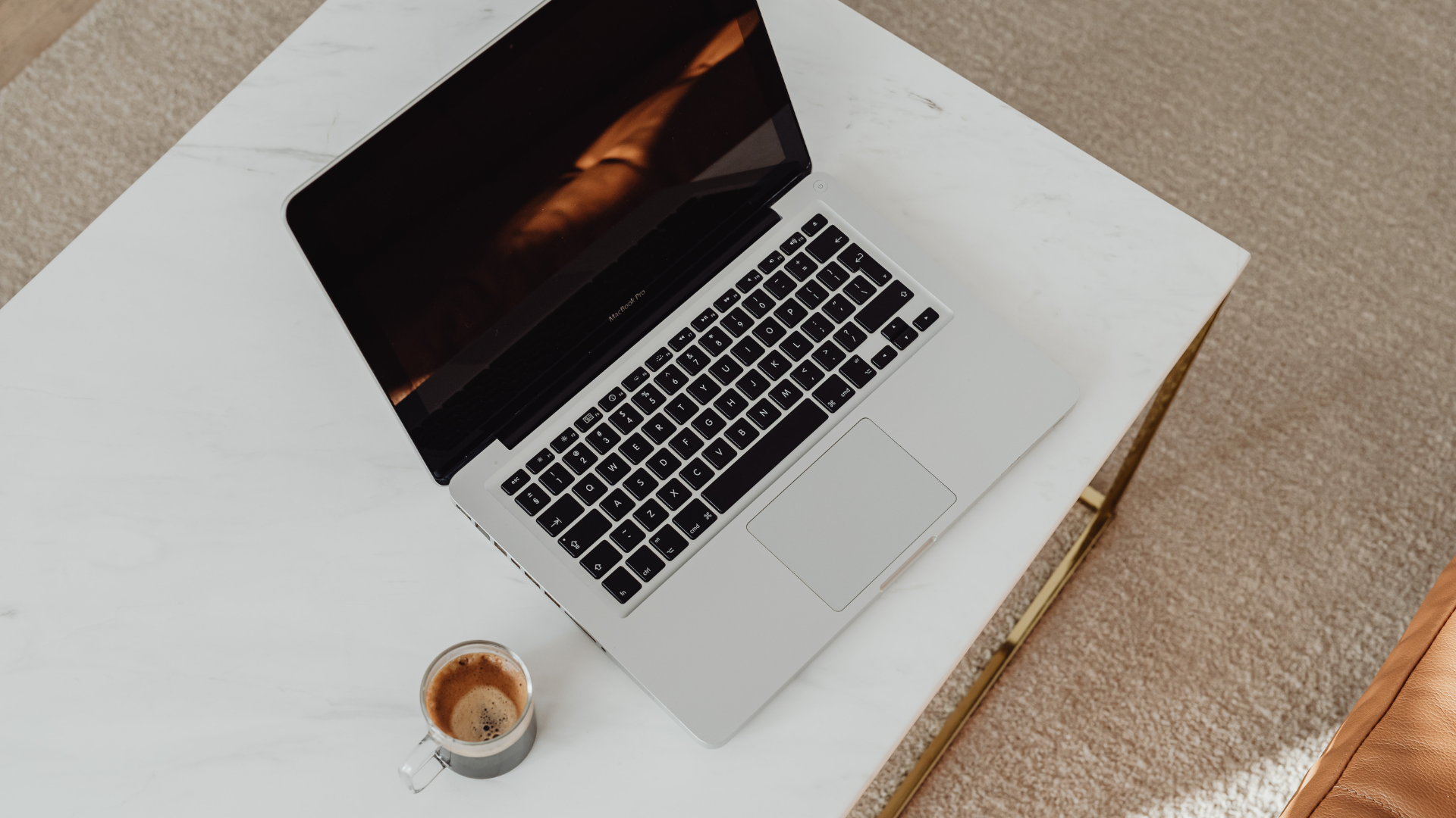 Laptop sobre escritorio minimalista con café, representando la planificación estratégica y gestión de la jornada laboral para optimizar la productividad y eficiencia operativa en empresas de México.