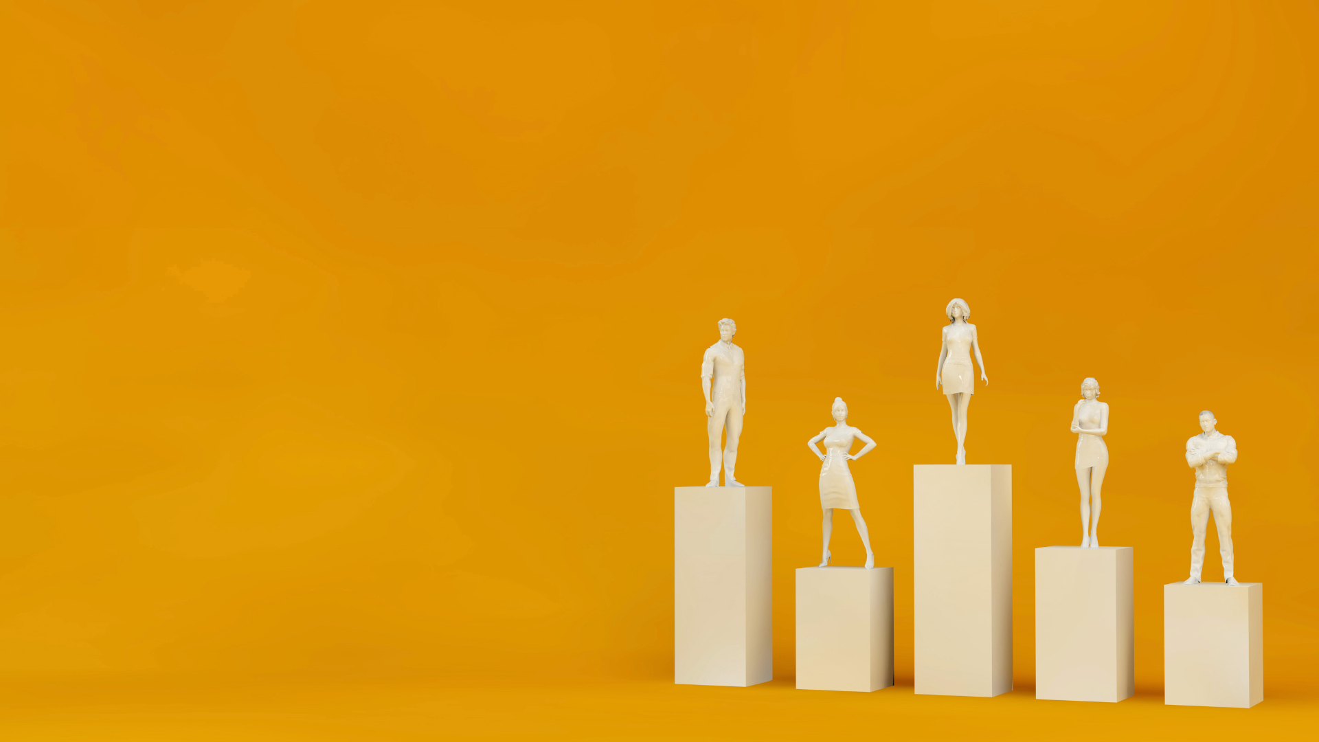 Cinco figuras blancas sobre pedestales de diferentes alturas, formando una gráfica de barras conceptual de clasificación de personal, contra un fondo amarillo anaranjado sólido.