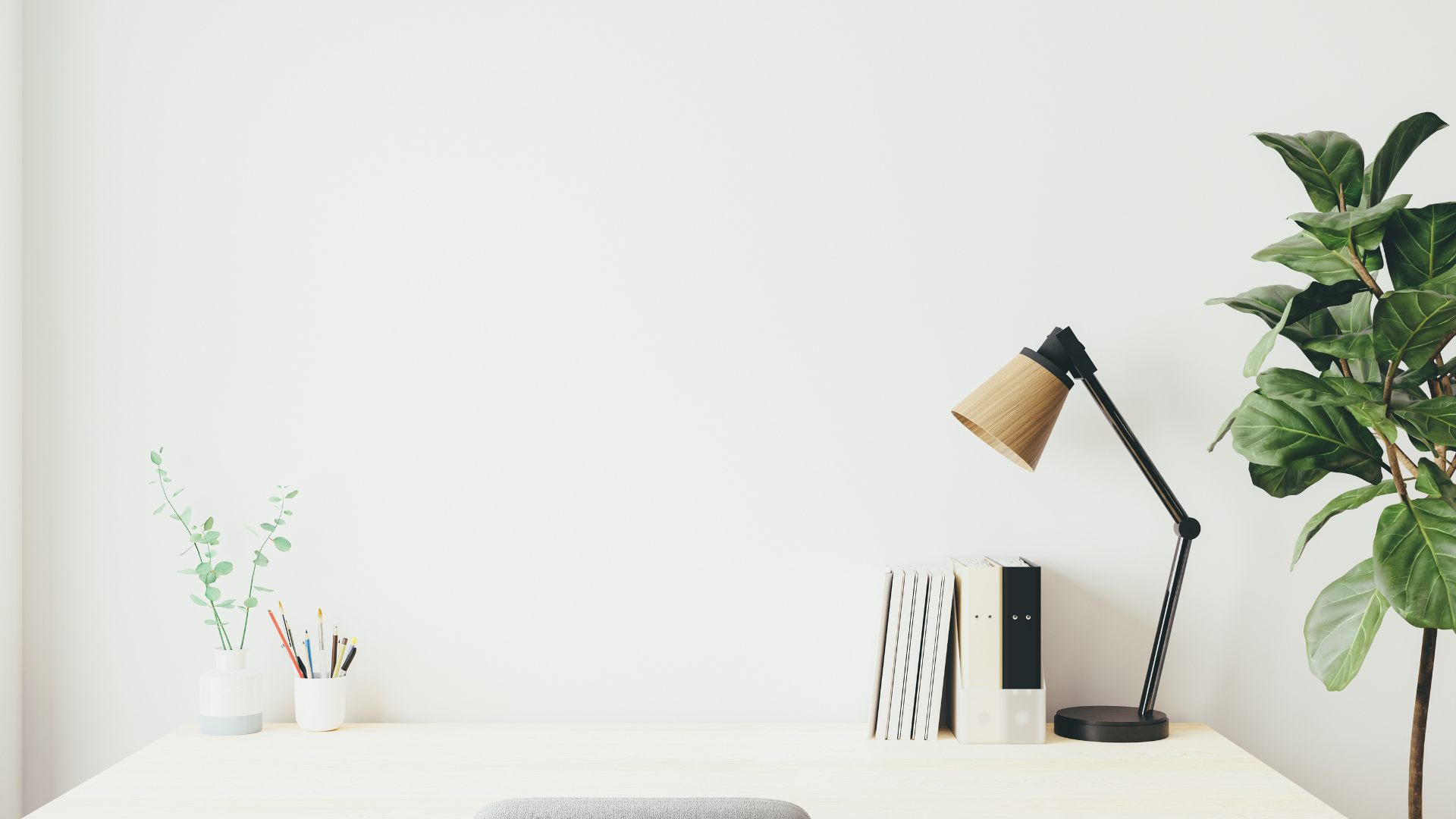 Escritorio de home office iluminado y organizado con herramientas de trabajo esenciales, representando el cumplimiento de los requisitos obligatorios de la NOM 037 en México.
