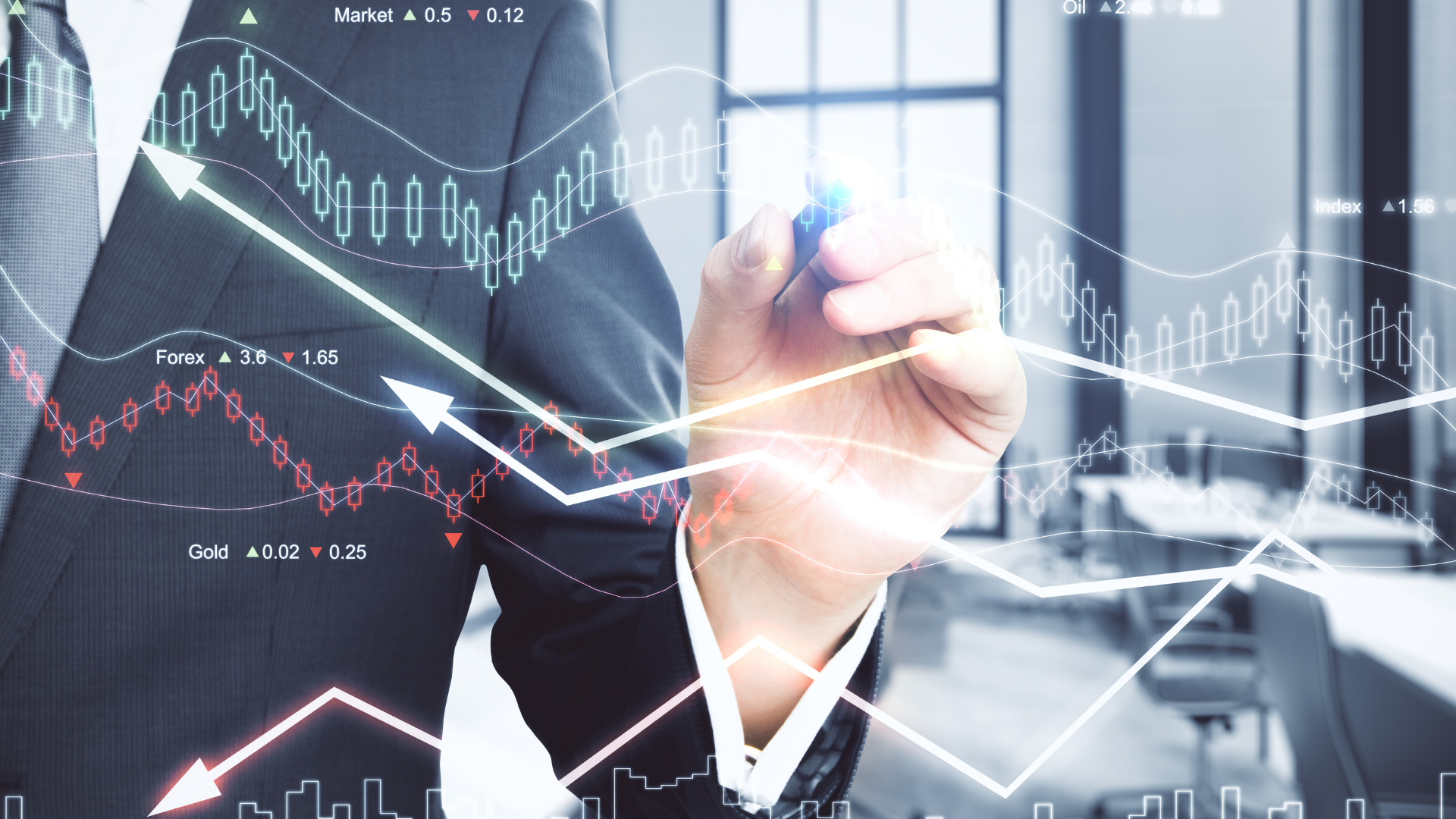 Un profesional de negocios en traje utiliza un lápiz óptico para interactuar con una interfaz digital futurista que muestra gráficos bursátiles, flechas de tendencia ascendente y descendente, y datos de mercado sobre divisas, oro e índices.
