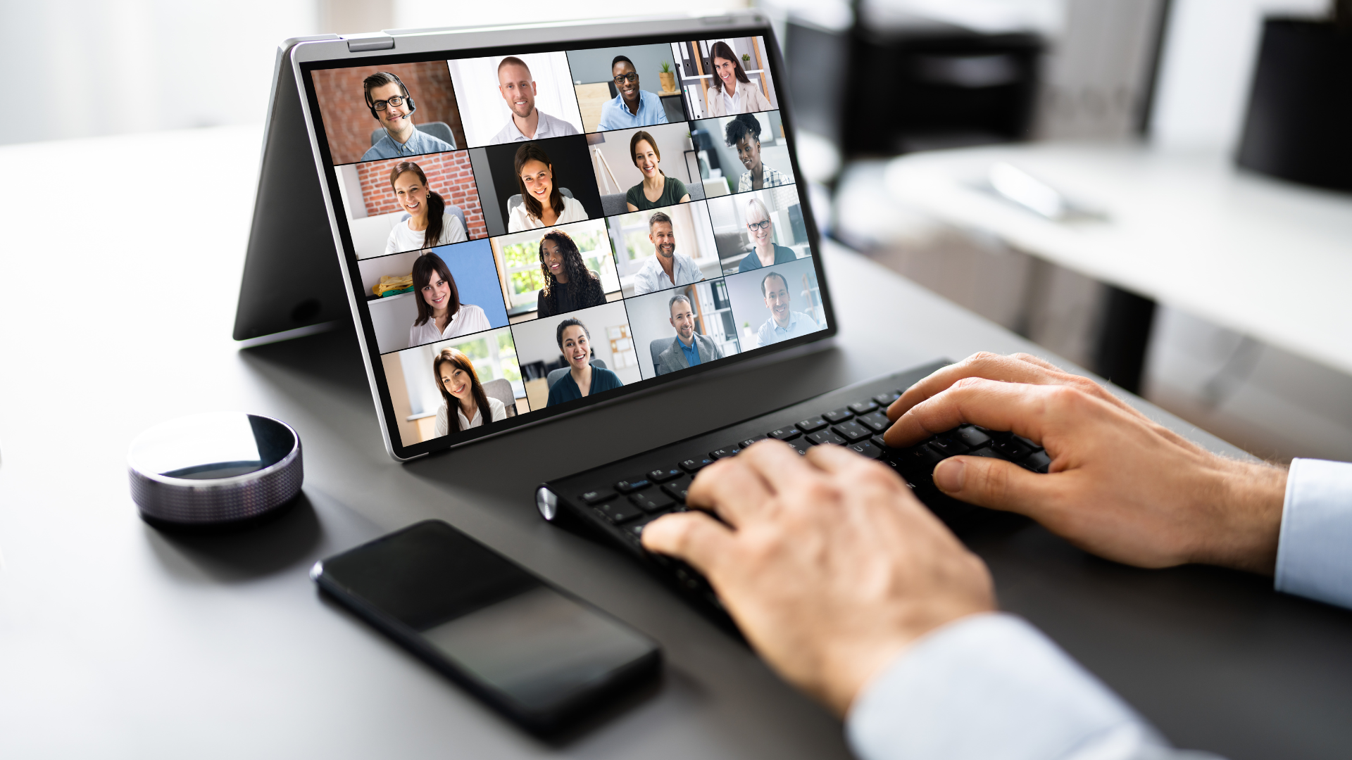 Profesional de Recursos Humanos en México liderando una reunión virtual con su equipo para fomentar la productividad y el bienestar en un esquema de trabajo híbrido.
