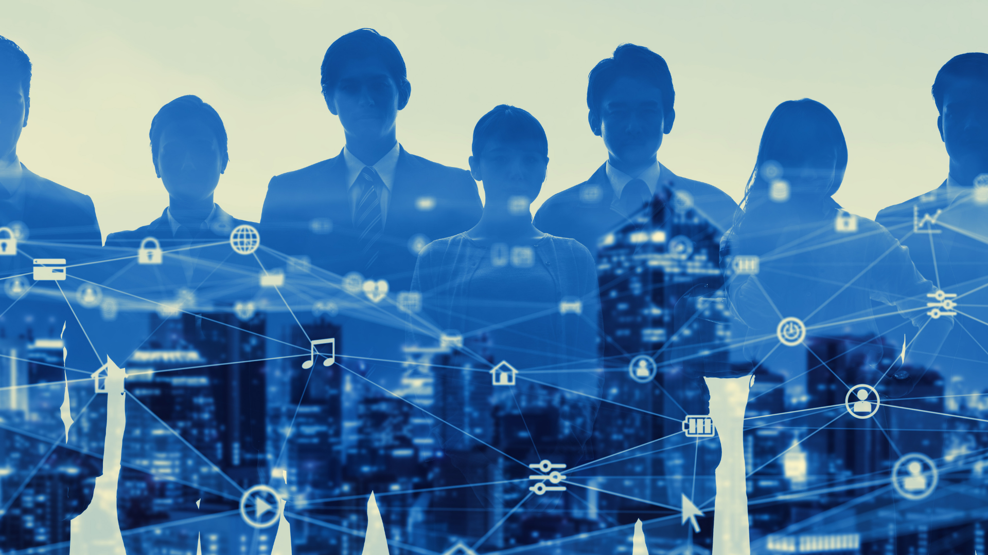 Siluetas de profesionales de negocios con una superposición de red de datos y iconos de seguridad, que representan la conectividad global y la transformación digital en las empresas.